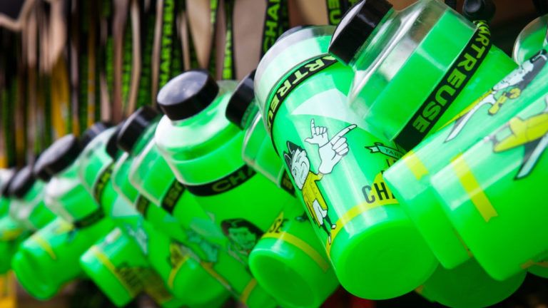Cóctel Mamadeta recipiente barrilet tradicional