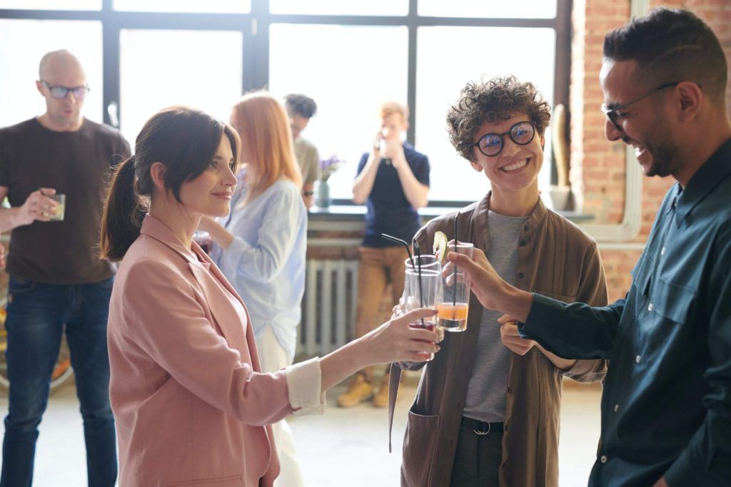 Brindis y disfrute de cócteles y clientes