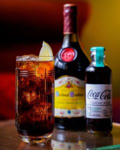 Combinación "Perfect Serve" CocaCola con Brandy Cardenal Mendoza