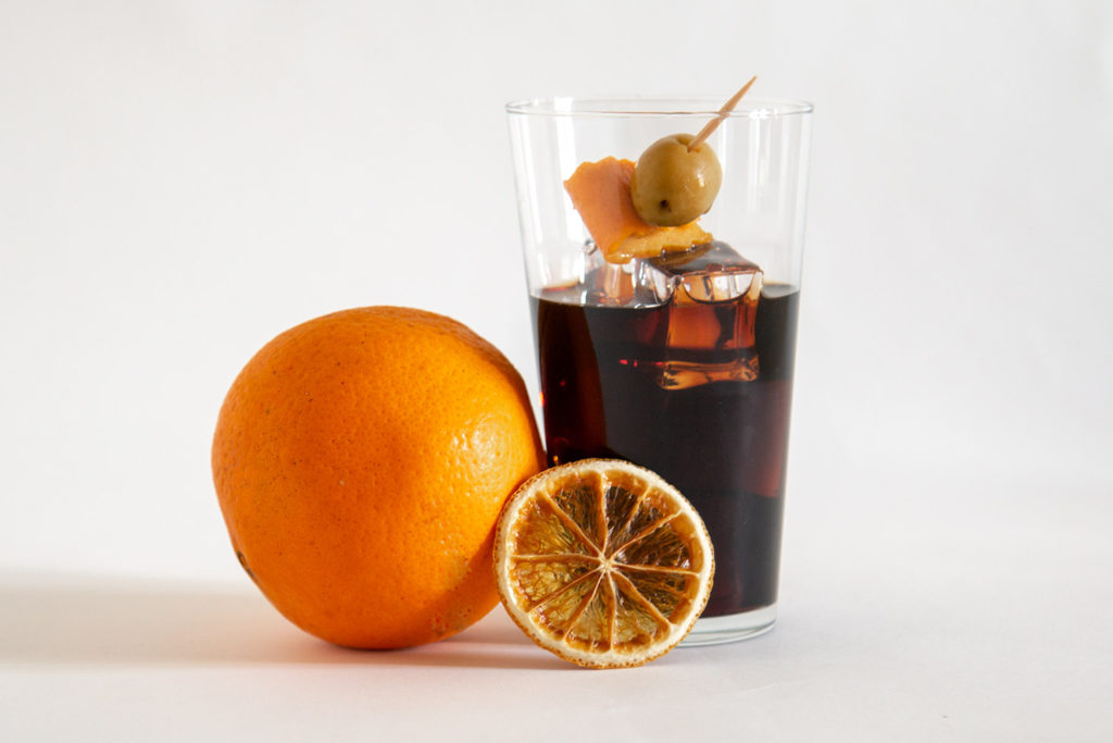 Vermut con naranja y aceitunas, perfect serve